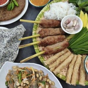 tin-tuc-am-thuc-quan-dac-san-nha-trang-79-diem-hen-cua-nem-nuong-va-bun-sua